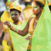 Carnaval de Guyane. Parade de Kourou 2017. Deguisement. Touloulou. Masques. Costumes. Marionnettes. Diables rouges. Noir marron. Neg marron. Balayeuses.