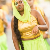 Carnaval de Guyane. Parade de Kourou 2017. Deguisement. Touloulou. Masques. Costumes. Marionnettes. Diables rouges. Noir marron. Neg marron. Balayeuses.