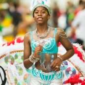 Carnaval de Guyane. Parade de Kourou 2017. Deguisement. Touloulou. Masques. Costumes. Marionnettes. Diables rouges. Noir marron. Neg marron. Balayeuses.