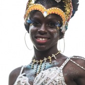 Carnaval de Guyane. Parade de Kourou 2017. Deguisement. Touloulou. Masques. Costumes. Marionnettes. Diables rouges. Noir marron. Neg marron. Balayeuses.