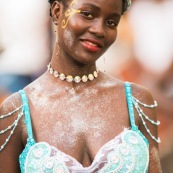 Carnaval de Guyane. Parade de Kourou 2017. Deguisement. Touloulou. Masques. Costumes. Marionnettes. Diables rouges. Noir marron. Neg marron. Balayeuses.