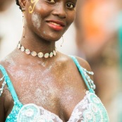 Carnaval de Guyane. Parade de Kourou 2017. Deguisement. Touloulou. Masques. Costumes. Marionnettes. Diables rouges. Noir marron. Neg marron. Balayeuses.