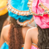 Carnaval de Guyane. Parade de Kourou 2017. Deguisement. Touloulou. Masques. Costumes. Marionnettes. Diables rouges. Noir marron. Neg marron. Balayeuses.