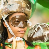 Carnaval de Guyane. Parade de Kourou 2017. Deguisement. Touloulou. Masques. Costumes. Marionnettes. Diables rouges. Noir marron. Neg marron. Balayeuses.