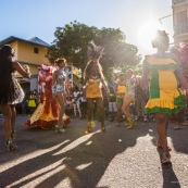 Carnaval de Guyane. Parade de Kourou 2017. Deguisement. Touloulou. Masques. Costumes. Marionnettes. Diables rouges. Noir marron. Neg marron. Balayeuses.