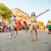 Carnaval de Guyane. Parade de Kourou 2017. Deguisement. Touloulou. Masques. Costumes. Marionnettes. Diables rouges. Noir marron. Neg marron. Balayeuses.