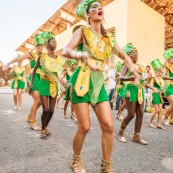 Carnaval de Guyane. Parade de Kourou 2017. Deguisement. Touloulou. Masques. Costumes. Marionnettes. Diables rouges. Noir marron. Neg marron. Balayeuses.