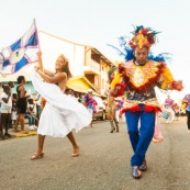 Carnaval de Guyane. Parade de Kourou 2017. Deguisement. Touloulou. Masques. Costumes. Marionnettes. Diables rouges. Noir marron. Neg marron. Balayeuses.