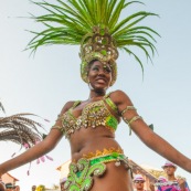 Carnaval de Guyane. Parade de Kourou 2017. Deguisement. Touloulou. Masques. Costumes. Marionnettes. Diables rouges. Noir marron. Neg marron. Balayeuses.