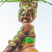 Carnaval de Guyane. Parade de Kourou 2017. Deguisement. Touloulou. Masques. Costumes. Marionnettes. Diables rouges. Noir marron. Neg marron. Balayeuses.