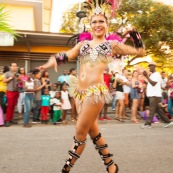 Carnaval de Guyane. Parade de Kourou 2017. Deguisement. Touloulou. Masques. Costumes. Marionnettes. Diables rouges. Noir marron. Neg marron. Balayeuses.