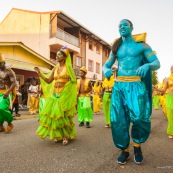 Carnaval de Guyane. Parade de Kourou 2017. Deguisement. Touloulou. Masques. Costumes. Marionnettes. Diables rouges. Noir marron. Neg marron. Balayeuses.