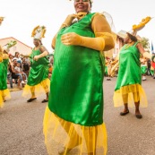 Carnaval de Guyane. Parade de Kourou 2017. Deguisement. Touloulou. Masques. Costumes. Marionnettes. Diables rouges. Noir marron. Neg marron. Balayeuses.