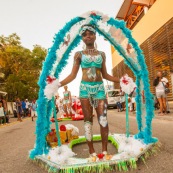 Carnaval de Guyane. Parade de Kourou 2017. Deguisement. Touloulou. Masques. Costumes. Marionnettes. Diables rouges. Noir marron. Neg marron. Balayeuses.