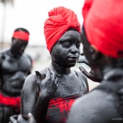 Carnaval de Guyane. Parade de Cayenne. Deguisement. Touloulou. Masques. Costumes. Marionnettes. Diables rouges. Noir marron. Neg marron. Balayseuses.