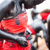 Carnaval de Guyane. Parade de Cayenne. Deguisement. Touloulou. Masques. Costumes. Marionnettes. Diables rouges. Noir marron. Neg marron. Balayseuses.