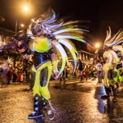 Carnaval de Guyane. Parade de Cayenne. Deguisement. Touloulou. Masques. Costumes. Marionnettes. Diables rouges. Noir marron. Neg marron. Balayseuses.