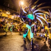 Carnaval de Guyane. Parade de Cayenne. Deguisement. Touloulou. Masques. Costumes. Marionnettes. Diables rouges. Noir marron. Neg marron. Balayseuses.