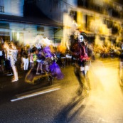 Carnaval de Guyane. Parade de Cayenne. Deguisement. Touloulou. Masques. Costumes. Marionnettes. Diables rouges. Noir marron. Neg marron. Balayseuses.