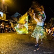 Carnaval de Guyane. Parade de Cayenne. Deguisement. Touloulou. Masques. Costumes. Marionnettes. Diables rouges. Noir marron. Neg marron. Balayseuses.