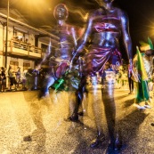 Carnaval de Guyane. Parade de Cayenne. Deguisement. Touloulou. Masques. Costumes. Marionnettes. Diables rouges. Noir marron. Neg marron. Balayseuses.