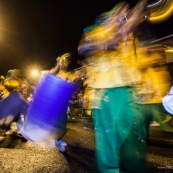 Carnaval de Guyane. Parade de Cayenne. Deguisement. Touloulou. Masques. Costumes. Marionnettes. Diables rouges. Noir marron. Neg marron. Balayseuses.