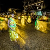 Carnaval de Guyane. Parade de Cayenne. Deguisement. Touloulou. Masques. Costumes. Marionnettes. Diables rouges. Noir marron. Neg marron. Balayseuses.