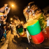 Carnaval de Guyane. Parade de Cayenne. Deguisement. Touloulou. Masques. Costumes. Marionnettes. Diables rouges. Noir marron. Neg marron. Balayseuses.