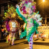 Carnaval de Guyane. Parade de Cayenne. Deguisement. Touloulou. Masques. Costumes. Marionnettes. Diables rouges. Noir marron. Neg marron. Balayseuses.