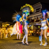 Carnaval de Guyane. Parade de Cayenne. Deguisement. Touloulou. Masques. Costumes. Marionnettes. Diables rouges. Noir marron. Neg marron. Balayseuses.