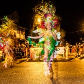 Carnaval de Guyane. Parade de Cayenne. Deguisement. Touloulou. Masques. Costumes. Marionnettes. Diables rouges. Noir marron. Neg marron. Balayseuses.