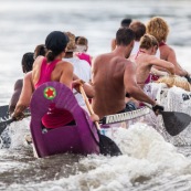 Course de pirogue en Guyane a Montsinery tonnegrande. P12 et P4 (12 places et 4 places). Organise par le club de canoe kayak et pirogue de Cayenne (ASPAG). Deguisements des equipages.