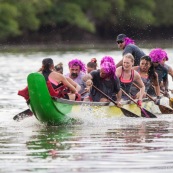 Course de pirogue en Guyane a Montsinery tonnegrande. P12 et P4 (12 places et 4 places). Organise par le club de canoe kayak et pirogue de Cayenne (ASPAG). Deguisements des equipages.