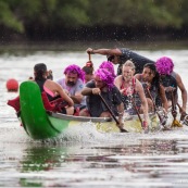 Course de pirogue en Guyane a Montsinery tonnegrande. P12 et P4 (12 places et 4 places). Organise par le club de canoe kayak et pirogue de Cayenne (ASPAG). Deguisements des equipages.