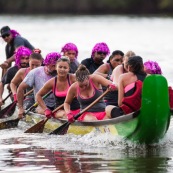 Course de pirogue en Guyane a Montsinery tonnegrande. P12 et P4 (12 places et 4 places). Organise par le club de canoe kayak et pirogue de Cayenne (ASPAG). Deguisements des equipages.