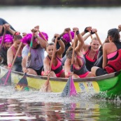 Course de pirogue en Guyane a Montsinery tonnegrande. P12 et P4 (12 places et 4 places). Organise par le club de canoe kayak et pirogue de Cayenne (ASPAG). Deguisements des equipages.