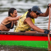 Course de pirogue en Guyane a Montsinery tonnegrande. P12 et P4 (12 places et 4 places). Organise par le club de canoe kayak et pirogue de Cayenne (ASPAG). Deguisements des equipages.