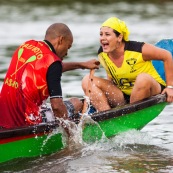 Course de pirogue en Guyane a Montsinery tonnegrande. P12 et P4 (12 places et 4 places). Organise par le club de canoe kayak et pirogue de Cayenne (ASPAG). Deguisements des equipages.