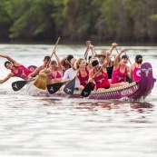 Course de pirogue en Guyane a Montsinery tonnegrande. P12 et P4 (12 places et 4 places). Organise par le club de canoe kayak et pirogue de Cayenne (ASPAG). Deguisements des equipages.