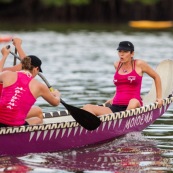 Course de pirogue en Guyane a Montsinery tonnegrande. P12 et P4 (12 places et 4 places). Organise par le club de canoe kayak et pirogue de Cayenne (ASPAG). Deguisements des equipages.