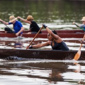 Course de pirogue en Guyane a Montsinery tonnegrande. P12 et P4 (12 places et 4 places). Organise par le club de canoe kayak et pirogue de Cayenne (ASPAG). Deguisements des equipages.