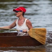 Course de pirogue en Guyane a Montsinery tonnegrande. P12 et P4 (12 places et 4 places). Organise par le club de canoe kayak et pirogue de Cayenne (ASPAG). Deguisements des equipages.