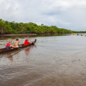 Course de pirogue en Guyane a Montsinery tonnegrande. P12 et P4 (12 places et 4 places). Organise par le club de canoe kayak et pirogue de Cayenne (ASPAG). Deguisements des equipages.