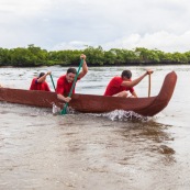 Course de pirogue en Guyane a Montsinery tonnegrande. P12 et P4 (12 places et 4 places). Organise par le club de canoe kayak et pirogue de Cayenne (ASPAG). Deguisements des equipages.