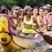 Course de pirogue en Guyane a Montsinery tonnegrande. P12 et P4 (12 places et 4 places). Organise par le club de canoe kayak et pirogue de Cayenne (ASPAG). Deguisements des equipages.