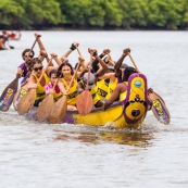 Course de pirogue en Guyane a Montsinery tonnegrande. P12 et P4 (12 places et 4 places). Organise par le club de canoe kayak et pirogue de Cayenne (ASPAG). Deguisements des equipages.