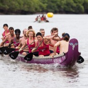 Course de pirogue en Guyane a Montsinery tonnegrande. P12 et P4 (12 places et 4 places). Organise par le club de canoe kayak et pirogue de Cayenne (ASPAG). Deguisements des equipages.