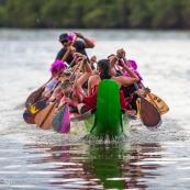 Course de pirogue en Guyane a Montsinery tonnegrande. P12 et P4 (12 places et 4 places). Organise par le club de canoe kayak et pirogue de Cayenne (ASPAG). Deguisements des equipages.