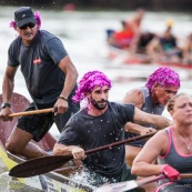 Course de pirogue en Guyane a Montsinery tonnegrande. P12 et P4 (12 places et 4 places). Organise par le club de canoe kayak et pirogue de Cayenne (ASPAG). Deguisements des equipages.