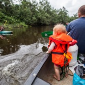 Bebe petite fille dans un canoe en Guyane avec sa maman dans un kayak. Expedition en foret tropicale amazonienne. Touque.